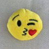Chaveiro emoji de pelúcia bordado mandando beijinho com coração